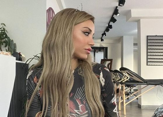 Mika Raun "Photoshop'a ihtiyacım yok" dedi göğüslerini sergiledi! Yorum yağdı: "Silikonu babam da taksa..." - Resim: 3