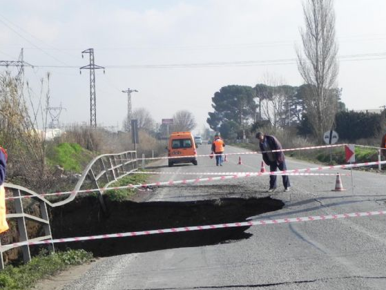 TIR geçti yol bu hale geldi - Resim: 2