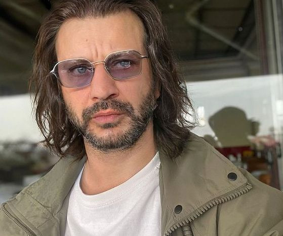 Rıza Kocaoğlu Cihangir'de bir güzelle kameralara hazırlıksız yakalandı! Ne diyeceğini bilemedi! - Resim: 1