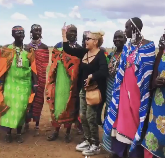 Yonca Evcimik 'oğlum' diyerek sevdiği fili evlat edindi - Resim: 1