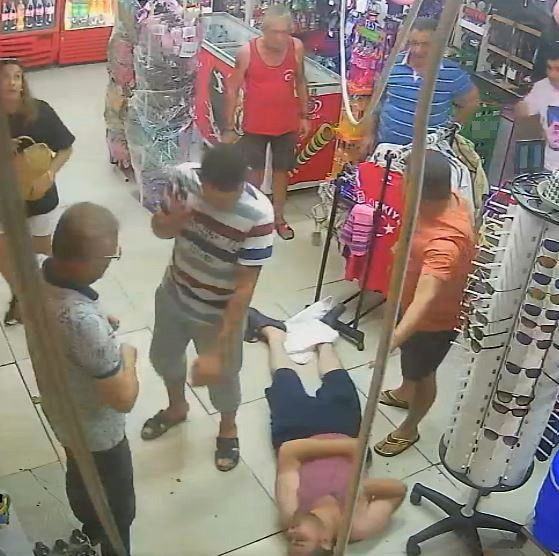 Balkondan marketin içine düştü! Korkunç anlar kameralarca an be an kaydedildi işte o anlar - Resim: 3