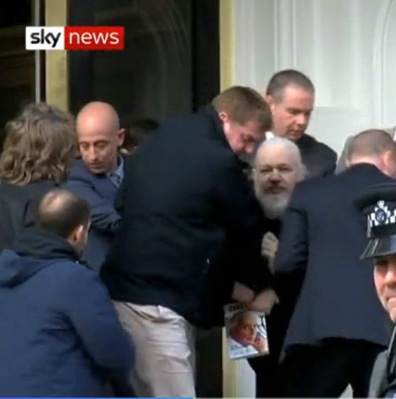 Julian Assange kimdir? 'Cesur bir aktivist' de deniyor 'ilgi bağımlısı' da - Resim: 2