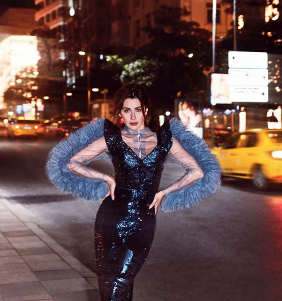 Nesrin Cavadzade takipçilerini hayran bıraktı! 'Mini' pozu olay oldu! - Resim: 1