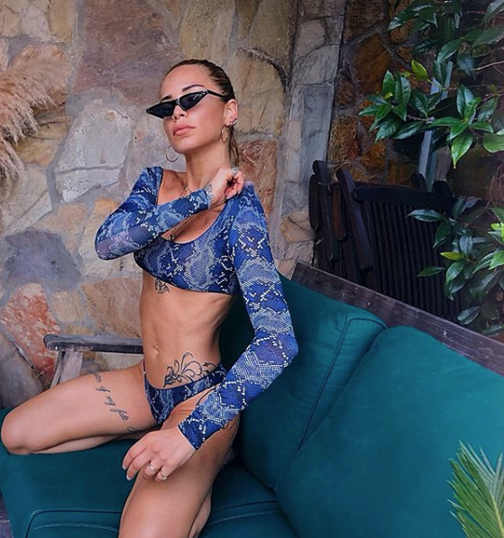 Eliz Sakuçoğlu sevgilisinin kucağına atlayıp öpücüklere boğdu tepki çekti - Resim: 1