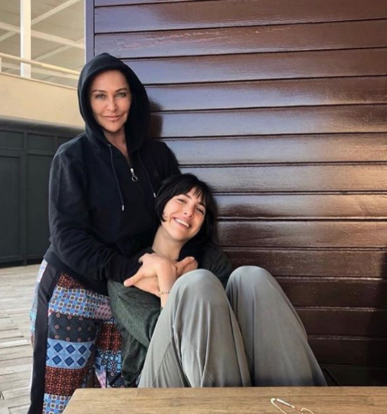 Zehra Çilingiroğlu Gülnur Güneş'in düğününde garsona benzetildi kınada büyülemişti - Resim: 1