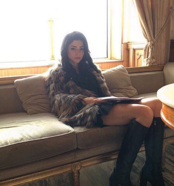 Merve Boluğur'un saçlarına aklar yağdı olaya bakın! - Resim: 1