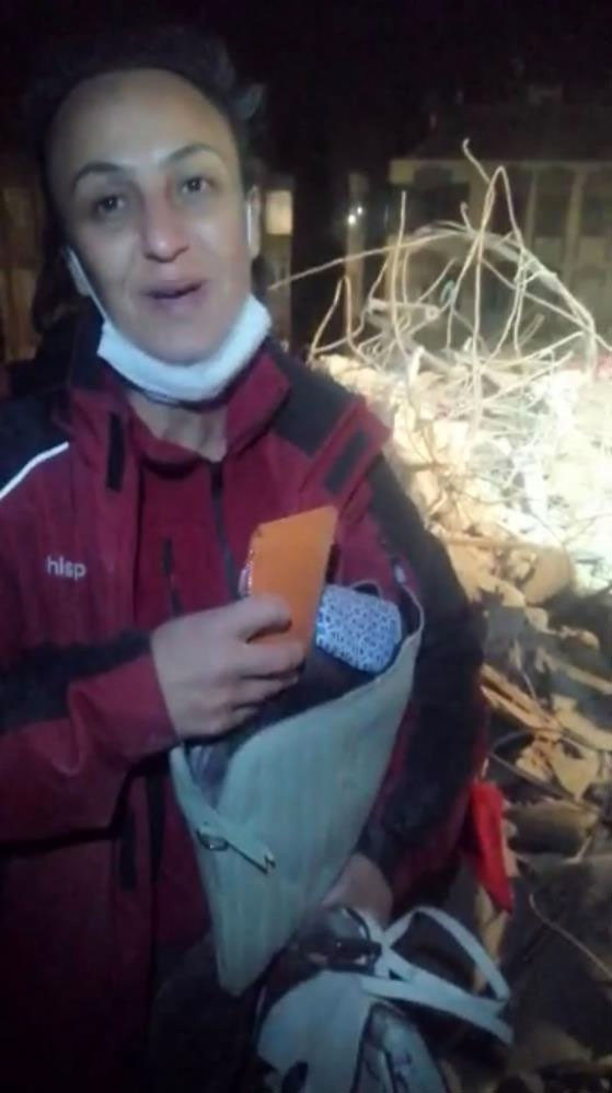 Enkazda bulunan yarım milyon değerindeki ziynet eşyası ve para sahibine teslim edildi - Resim: 0