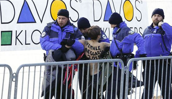 FEMEN Davos'ta soyundu - Resim: 1