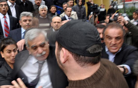 Türk'e yumruklu saldırı! - Resim: 1