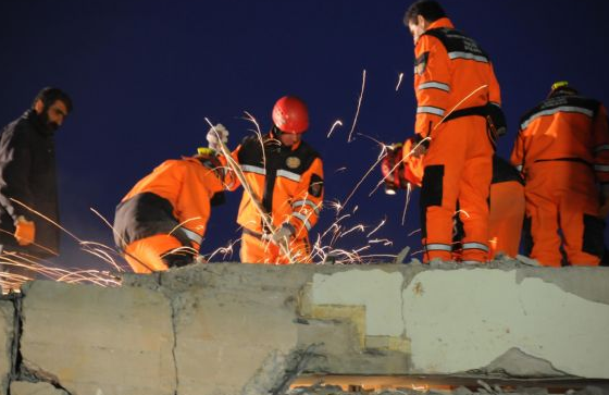 Depremzedeler sabaha böyle uyandı - Resim: 1
