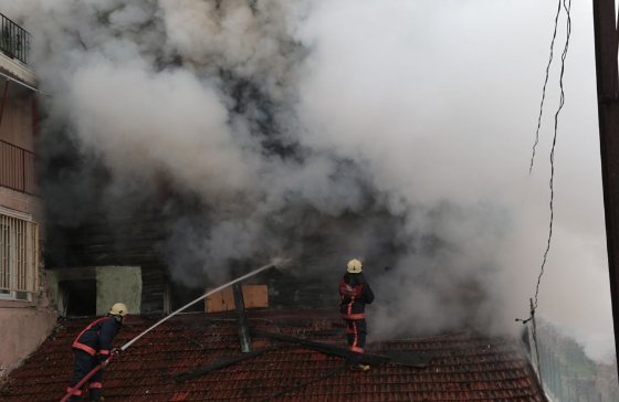 Üsküdar'da ahşap binada korkutan yangın! - Resim: 1