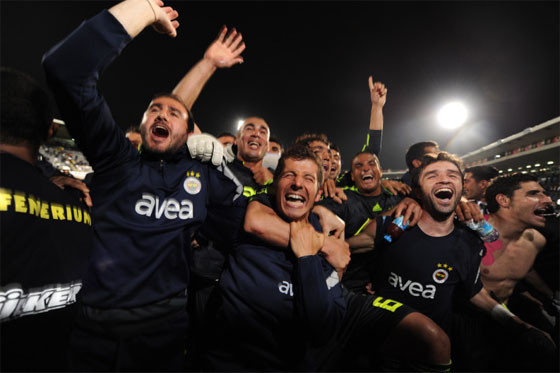 Fenerbahçeli futbolcuların sevinç gösterisi - Resim: 2
