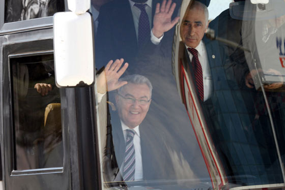 Baykal'a taşlı yumurtalı saldırı - Resim: 1