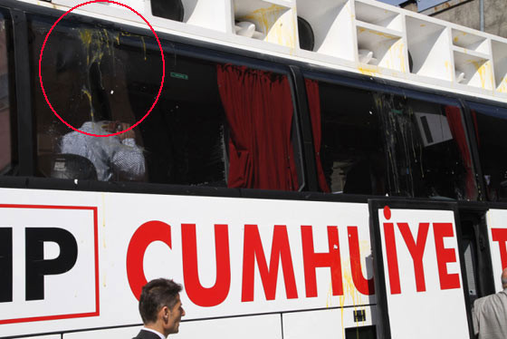 Baykal'a taşlı yumurtalı saldırı - Resim: 2