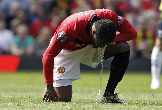 Maç esnasında sahaya kustu! - Resim: 1