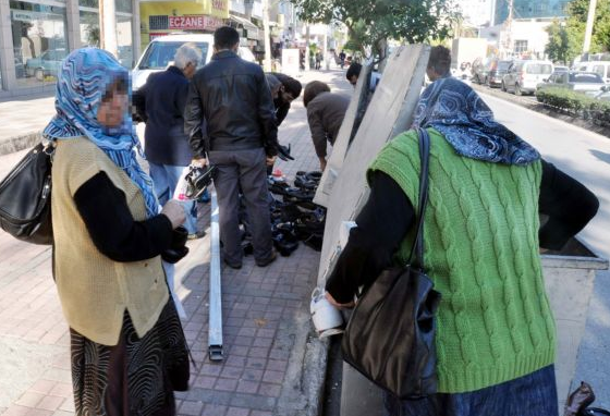 Çöpteki ayakkabılara böyle hücum ettiler - Resim: 2