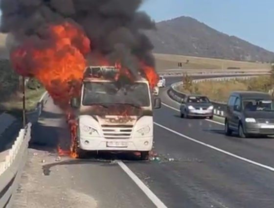 Yer: Bursa! Tamir için yola çıkan minibüs seyir halindeyken alev topuna döndü! - Resim: 1