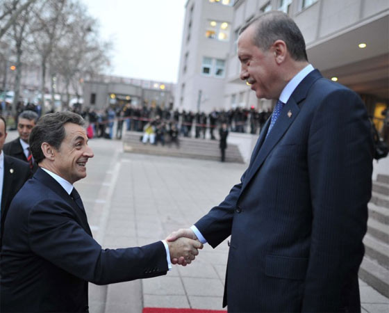 Sarkozy öyle bir oturdu ki... - Resim: 1