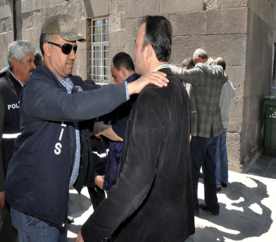 Şehit cenazesi yürekleri dağladı! - Resim: 2