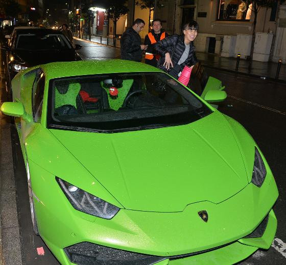 O şarkı çalınca ayakkabısını gösterdi - Resim: 4