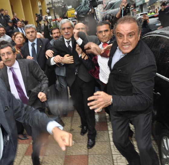 Türk'e yumruklu saldırı! - Resim: 3