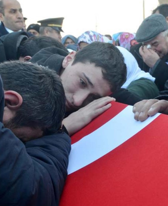 Gözyaşları ağabeyinin tabutuna damladı yürek yakan görüntü - Resim: 4