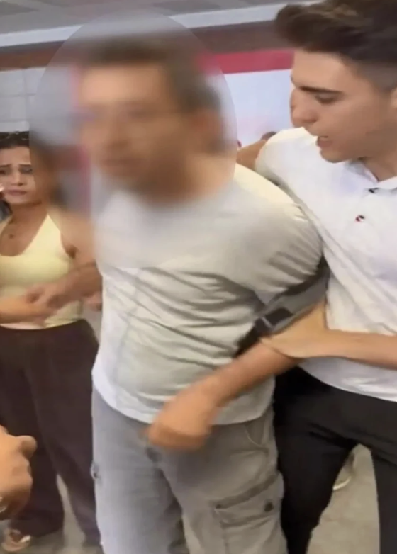Metrob&uuml;s durağında sapıklık! T&uuml;m g&uuml;n fotoğrafını &ccedil;eken şahsa vatandaşlardan tepki - Resim: 1