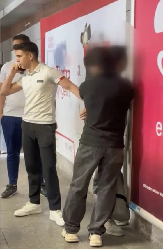 Metrob&uuml;s durağında sapıklık! T&uuml;m g&uuml;n fotoğrafını &ccedil;eken şahsa vatandaşlardan tepki - Resim: 3