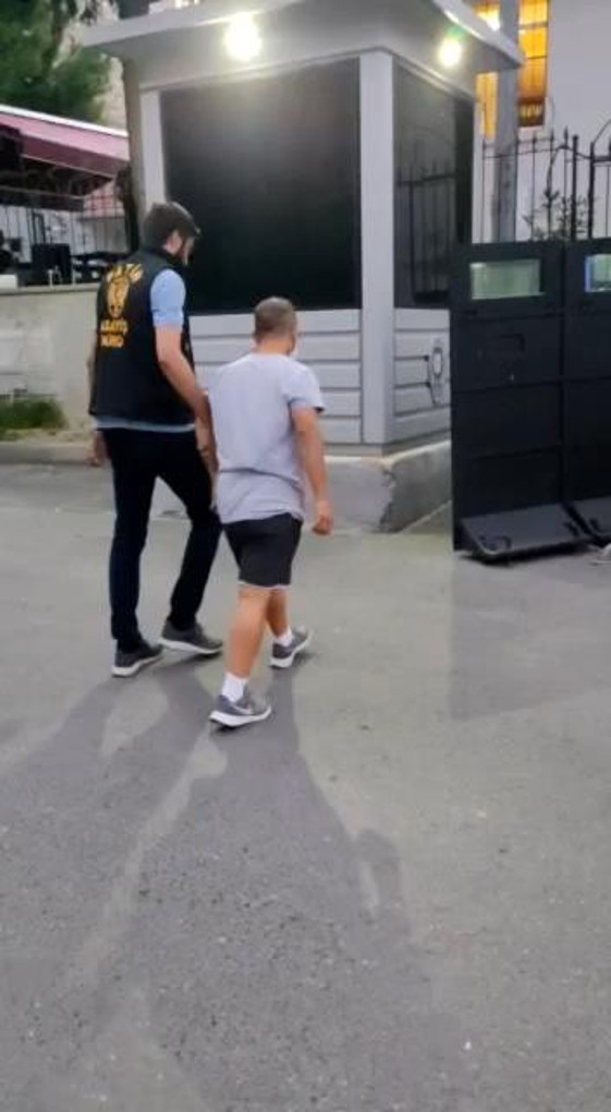 Tık uğruna Galata Köprüsü'nden gemiye atlayan fenomen gözaltına alındı - Resim: 1