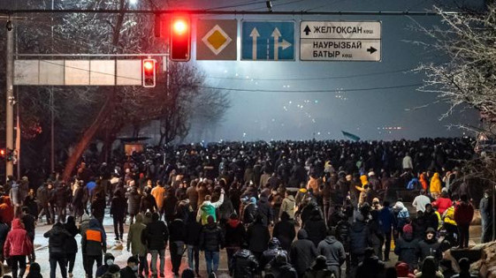 Kazakistan'daki protestolarda 8 güvenlik görevlisi yaşamını yitirdi, 317 kişi yaralandı - Resim: 1