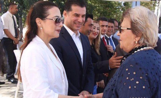 KKTC karıştı! Başbakan korumalara eşini sokağa attırdı! - Resim: 4