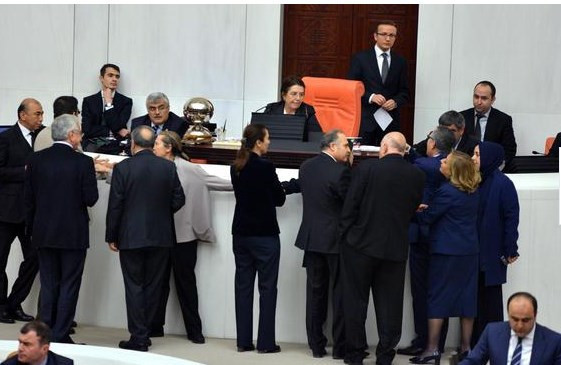 AK Partili kadın milletvekilleri divan önünde el ele tutuştular - Resim: 4