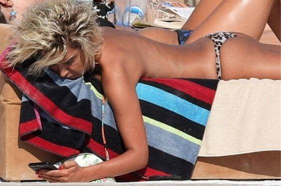 Yahşi Cazibe Hande Katipoğlu üstsüz güneşlenirken yakalandı! - Resim: 3