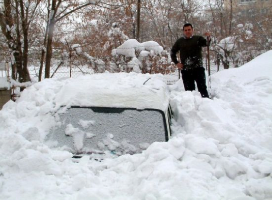 Minibüsünü kar altından çıkaramadı  - Resim: 4