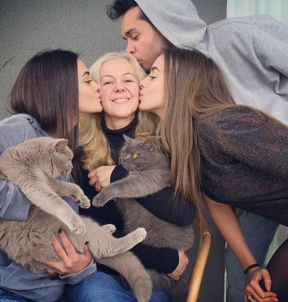 Bülent Ersoy'un annesine bakın hep geride kaldı ama... - Resim: 1