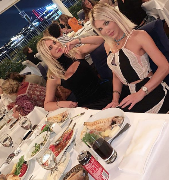 Ciciş Ceyda Ersoy yatakta çıplak poz verdi! Esra Ersoy'un çıplak pozu da olaydı - Resim: 1