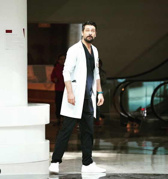 Onur Tuna üstsüz poz verdi FOX TV Mucize Doktor Ferman'ı isyan ettirdi - Resim: 1