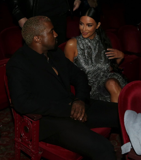 Kim Kardashian sırt dekoltesiyle büyüledi - Resim: 3