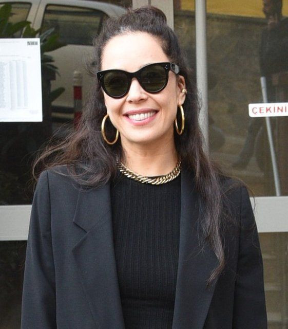 Onlarca icra dosyası çıkınca şaşkına dönen Azra Akın sessizliğini bozdu: İyi niyetimin kurbanı oldum - Resim: 1