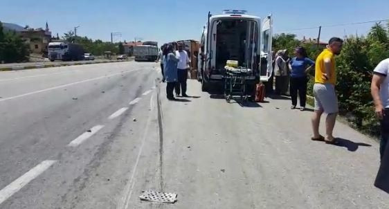 Afyon'da tır ile otomobil çarpıştı, 4 kişi hayatını kaybetti - Resim: 3