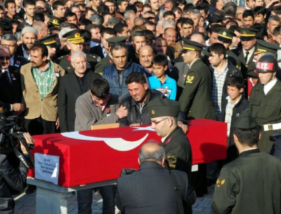 Şehit çavuş gözyaşlarıyla uğurlandı - Resim: 4