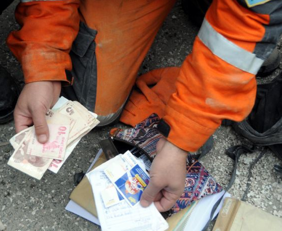 Enkazda can veren Miyazki'ye ayıp ettiler - Resim: 4