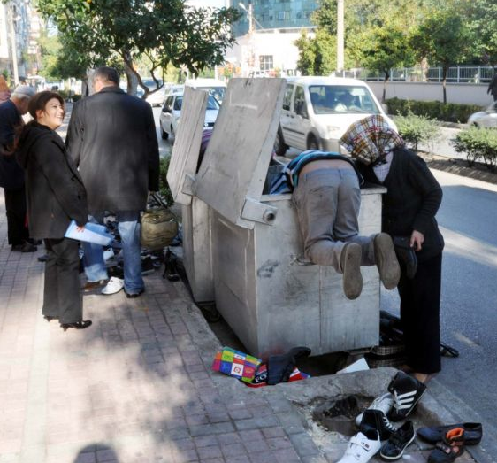 Çöpteki ayakkabılara böyle hücum ettiler - Resim: 4