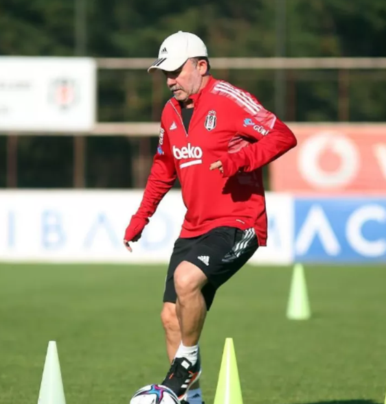 Sergen Yalçın'dan olay hareket: Arkadaşını bıraktı kendisi arka kapıdan tüydü! - Resim: 1