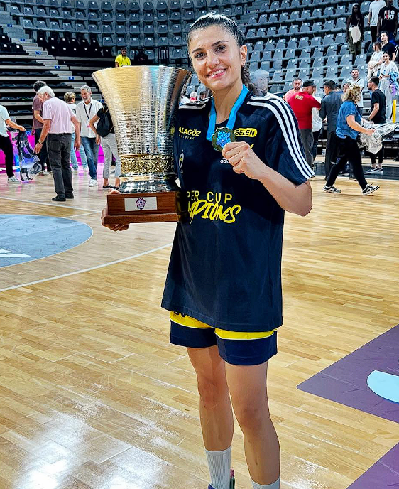 Eski Survivor yarışmacısı Merve Aydın sessiz sedasız evlendi! Düğün pozları beğeni topladı - Resim: 1