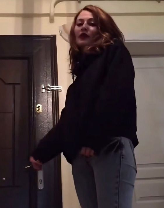 Yok böyle canilik! Kaplumbağayı defalarca ayağıyla ezdi, "Kanıyor, kanattım" deyip güldü - Resim: 1