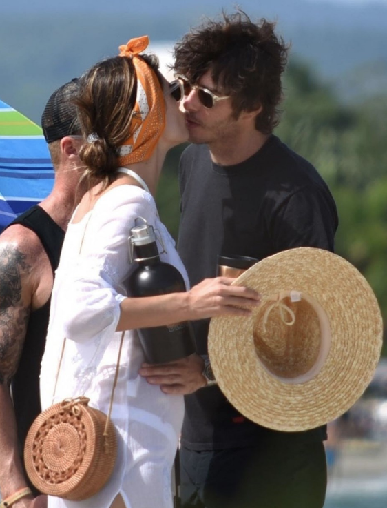 Alessandra Ambrosio sevgilisiyle dudak dudağa - Resim: 2