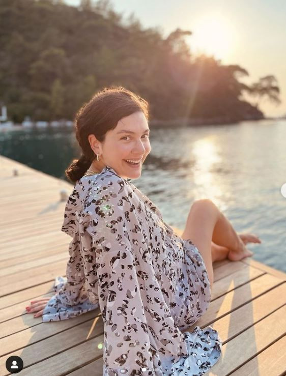 Bergüzar Korel'den bikinili ve 'göbekli' poz... Eşi Halit Ergenç ve kızı Leyla ile 'keyif' anları - Resim: 2