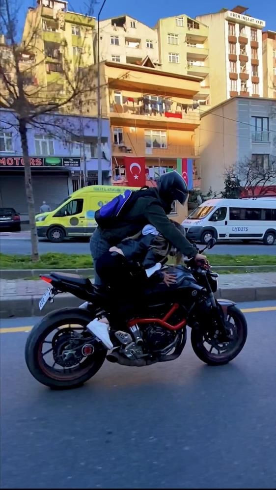 Kız arkadaşıyla motosiklette yer değiştirdi! O gencin yaptığı yanına kalmadı - Resim: 3