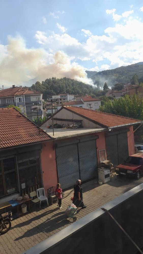 Antalya ve Denizli'de orman yangını çıktı rüzgar kötü etkiliyor evlere çok yakın - Resim: 1